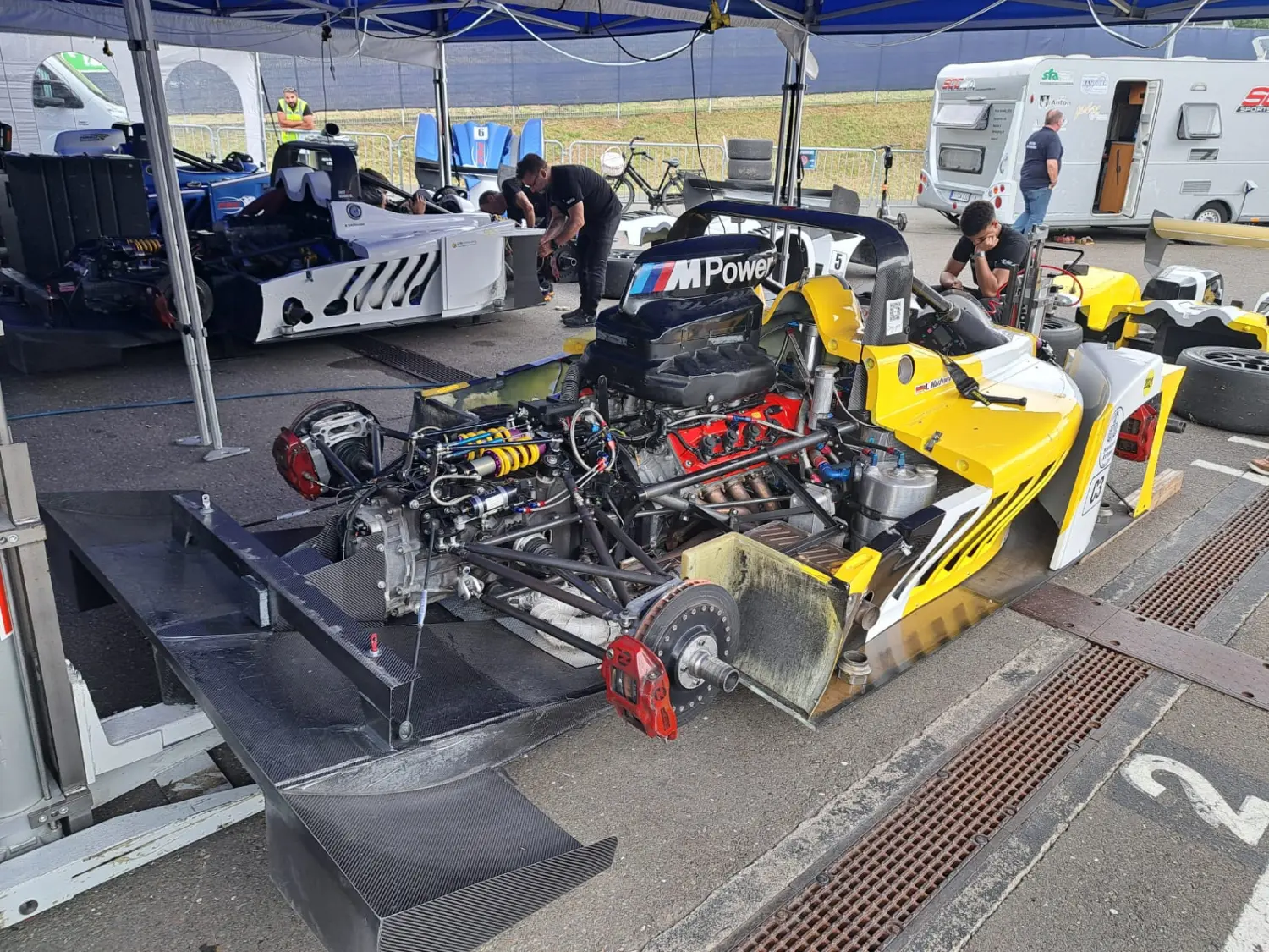 Sportwagen auf der Rennstrecke von Fahrzeug- und Motorentechnik Vaas GmbH