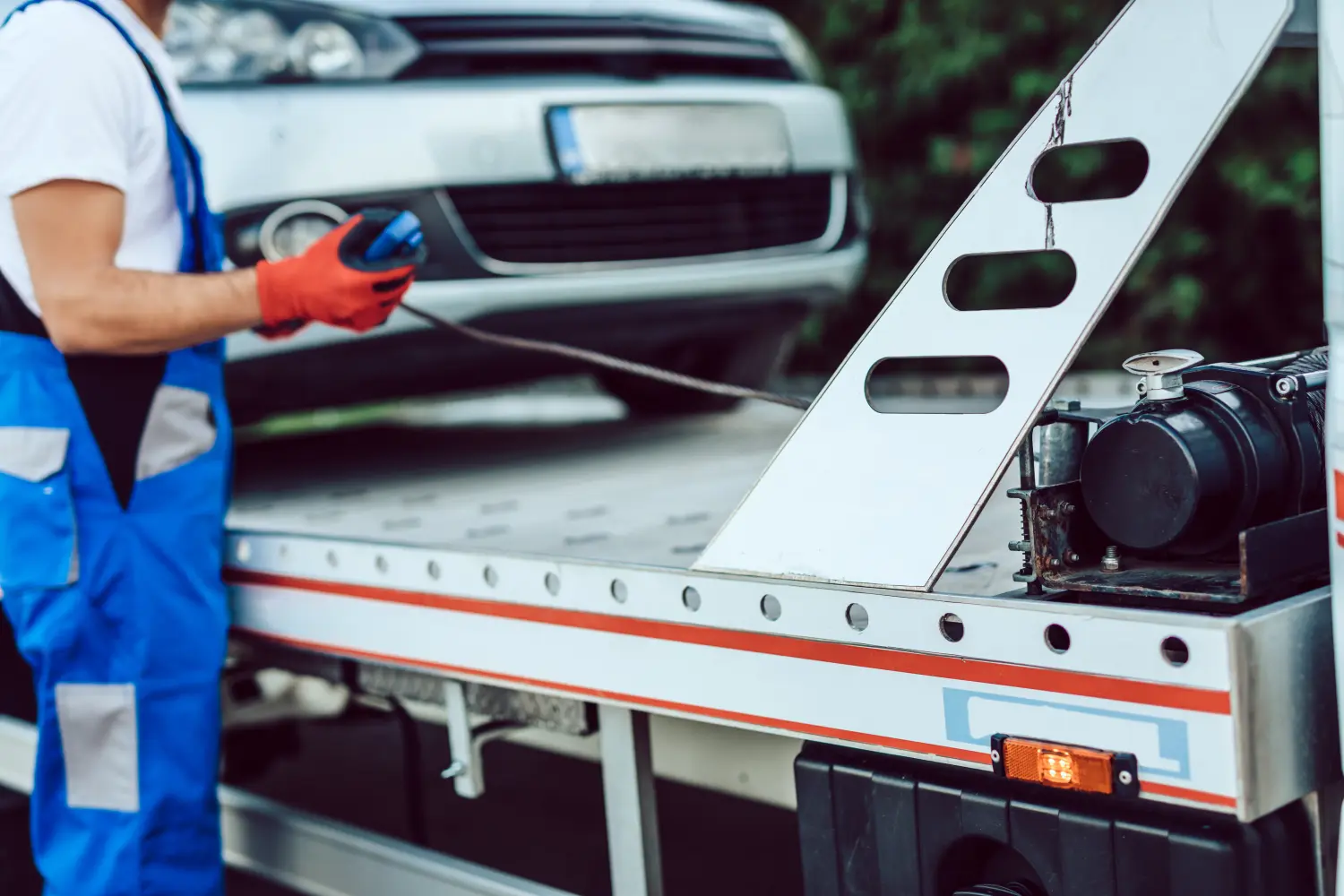 Hübscher Mann mittleren Alters arbeitet beim Abschleppdienst auf der Straße